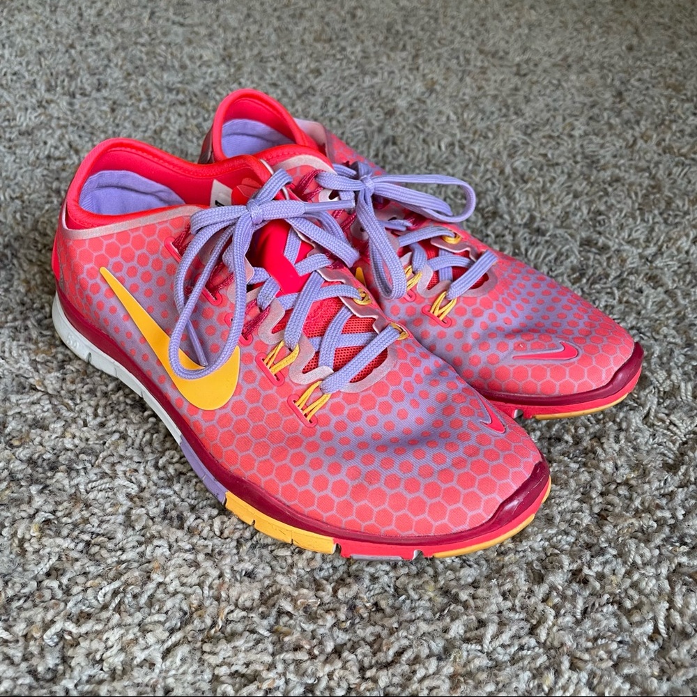 NIKE tennis shoes - size 6